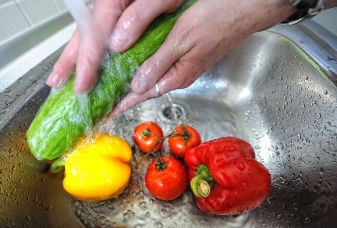 To prevent parasitic infection, it is necessary to wash vegetables before eating them.